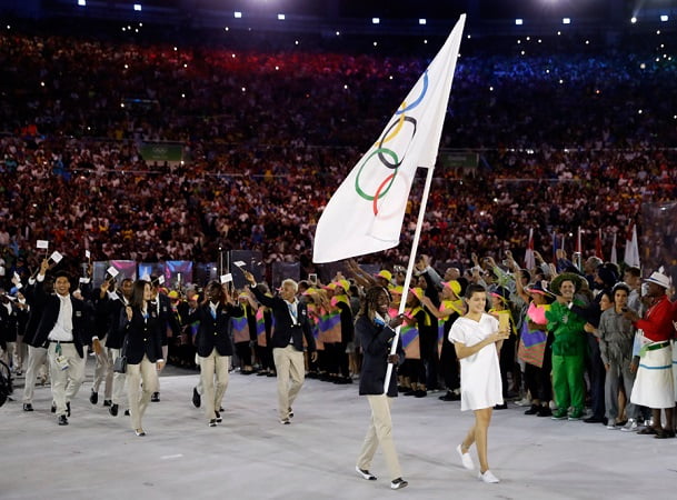 Equipo olímpico de refugiados desfila en la inauguración de los Juegos Olímpicos de Río 2016